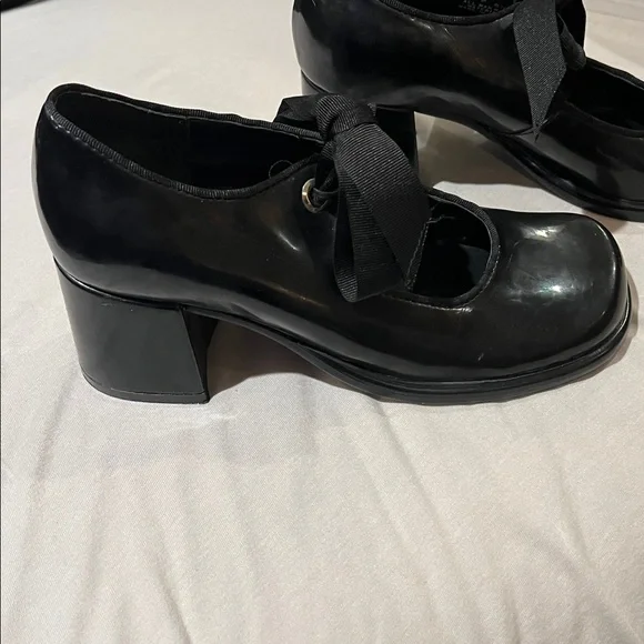 Vintage Steve Madden Square Black Heel with Bow Detail - Picture 3 of 4